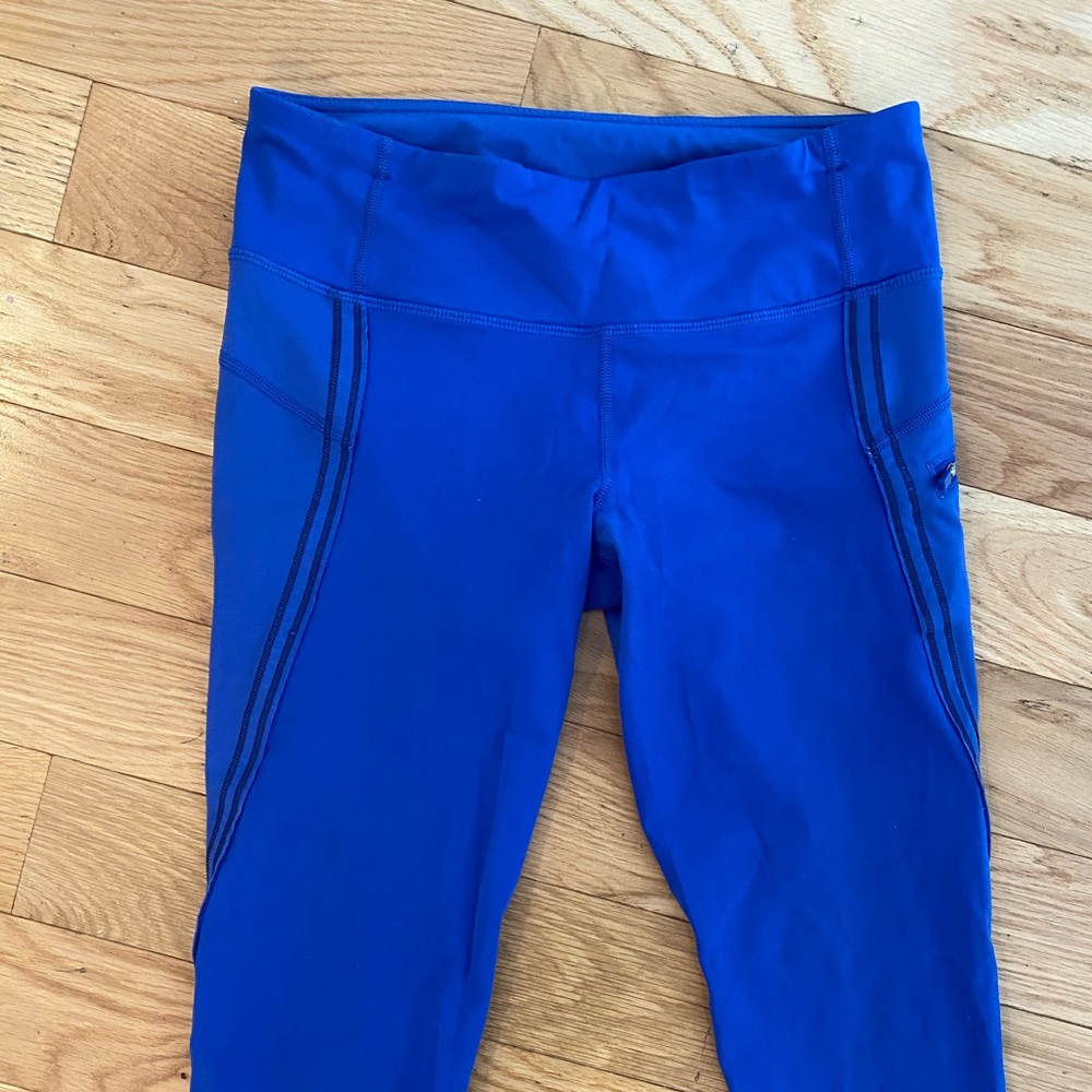 Lulu Lemon cropped royal blue leggings